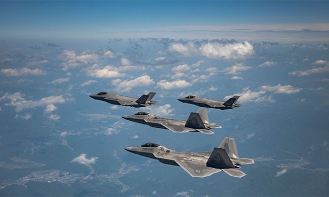 지난 5월 한반도 중부지역 상공에서 실시된 한·미 연합 공중훈련 모습. 우리 공군의 스텔스 전투기 F-35A와 미 공군의 스텔스 전투기 F-22가 참여했다. 아래 전투기 2대가 F-22. 공군 제공