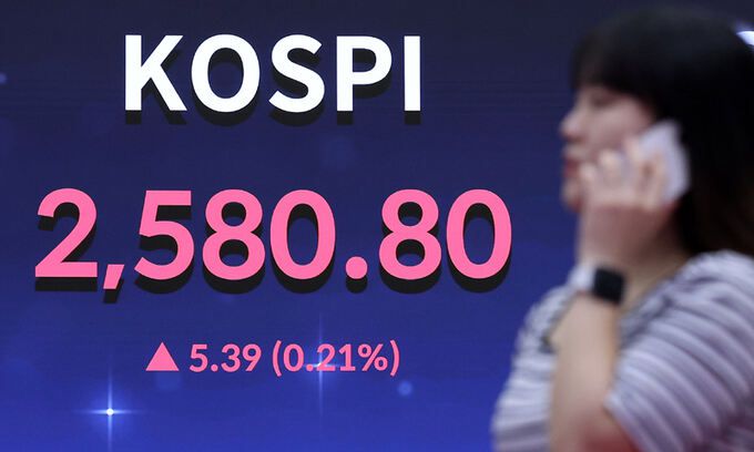 19일 오후 서울 여의도 한국거래소 전광판에 코스피 지수가 전거래일 대비 5.39포인트 오른 2580.80을 나타내고 있다. 뉴스1