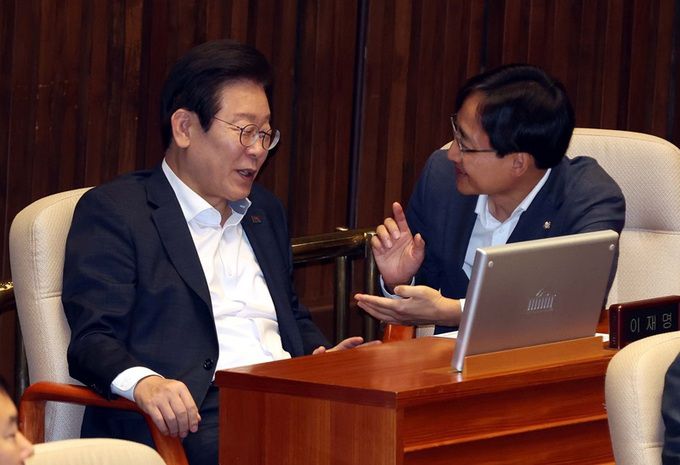 임광현 더불어민주당 의원(오른쪽)과 같은 당 이재명 대표가 지난 19일 서울 여의도 국회에서 열린 제418회 국회(정기회) 제8차 본회의에서 대화를 하고 있다. 뉴시스