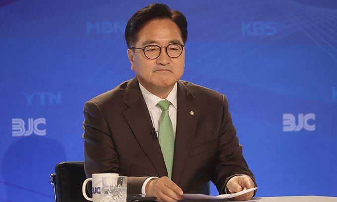 우원식 국회의장이 25일 서울 양천구 한국문화예술단체총연합회관에서 열린 한국방송기자클럽 초청 토론회에서 인사말을 하고 있다. 연합뉴스