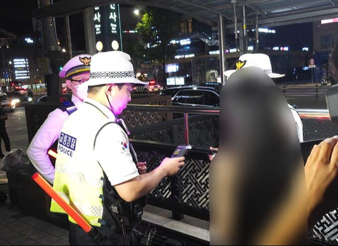 28일 오전 서울 강남구 신사역 인근 음주단속에 적발된 운전자. 이후 오랄톡스를 사용한 마약류 검사도 함께 받았다.