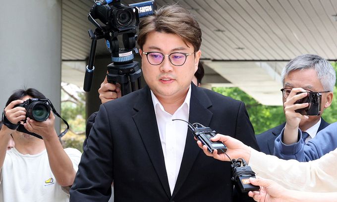 가수 김호중이 지난 5월 24일 특정범죄가중처벌법상 위험운전치상·도주치상, 도로교통법상 사고후 미조치, 범인도피방조 혐의로 서울 서초구 서울중앙지방법원에서 열린 구속 전 피의사 심문(영장실질심사)에 출석하는 모습. 뉴스1