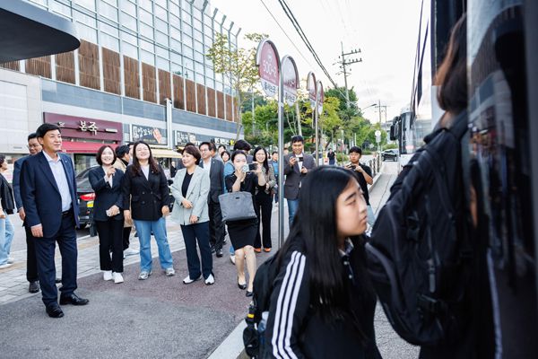 방세환 광주시장(왼쪽)이 30일 개통한 광주형 통학버스에 오르는 학생들을 지켜보고 있다. 광주시 제공
