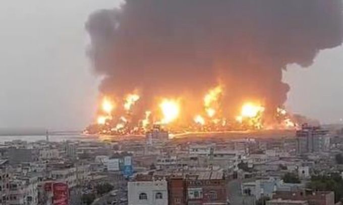 참혹 29일(현지시간) 이스라엘군의 예멘 후티 반군 시설에 대한 폭격으로 서부 항구도시 호데이다에 불길과 연기가 하늘로 치솟고 있는 모습. 호데이다=신화연합뉴스