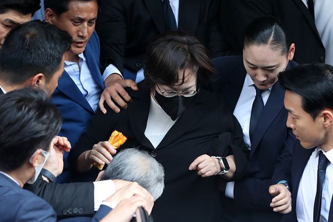 이태원 참사 부실 대응 혐의를 받는 박희영 용산구청장이 30일 오후 서울 마포구 서울 서부지방법원에서 열린 선고공판을 마치고 법원을 나서고 있다. 서울서부지법 형사합의 11부는 이날 업무상 과실치사상과 허위공문서작성·행사 혐의를 받는 박 구청장에 대해 무죄를 선고했다. 박 구청장과 함께 재판에 넘겨진 용산구청 관계자 3명도 모두 무죄를 선고받았다. 뉴스1