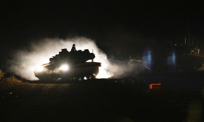 지난달 30일(현지시각) 이스라엘-레바논 국경 인근, 이스라엘 북부 지역에서 이스라엘군 전차가 기동하고 있다. AP뉴시스