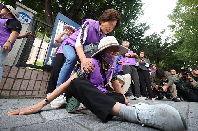이태원 참사 한 유가족이 30일 오후 서울 마포구 서울 서부지방법원 앞에서 이태원 참사 부실대응 등의 혐의 선고공판에서 박희영 용산구청장이 무죄선고를 받자 오열하고 있다. 뉴시스
