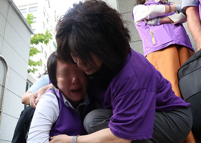 이태원 참사 한 유가족이 30일 오후 서울 마포구 서울 서부지방법원 앞에서 이태원 참사 부실대응 등의 혐의 선고공판에서 박희영 용산구청장이 무죄선고를 받자 오열하고 있다. 뉴시스