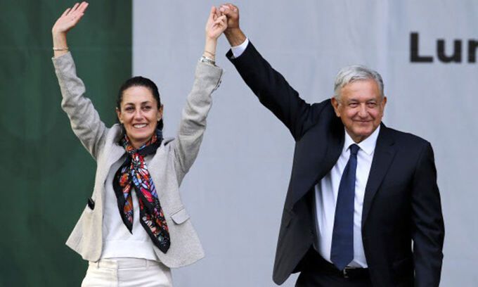 1일(현지시간) 멕시코 새 대통령으로 취임하는 클라우디아 셰인바움 당선인(왼쪽)과 퇴임을 앞둔 안드레스 마누엘 로페스 오브라도르 현 대통령. AP연합뉴스