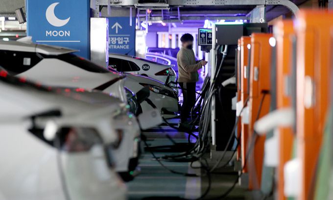 서울 용산역 주차장에 설치된 전기차 충전소에서 전기차들이 충전을 하고 있다. 뉴시스