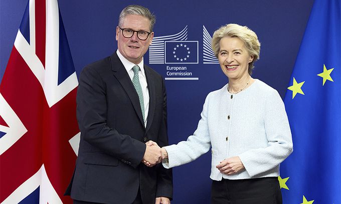 키어 스타머 영국 총리(왼쪽)와 우르줄라 폰데어라이엔 EU 집행위원장이 2일(현지시간) 벨기에 브뤼셀 EU 본부에서 만나 악수하고 있다. AP연합뉴스