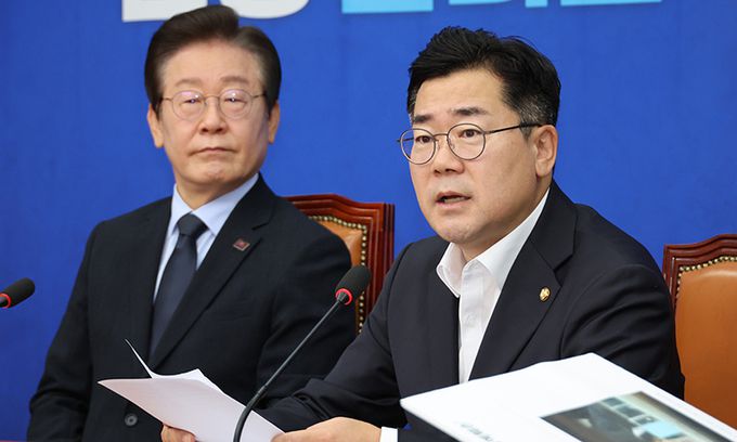 더불어민주당 박찬대 원내대표가 4일 서울 여의도 국회에서 열린 최고위원회의에서 발언하고 있다. 연합뉴스