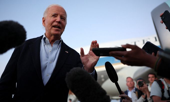 조 바이든 미국 대통령이 3일(현지시간) 메릴랜드주 앤드루스 공군기지에서 취재진 질문에 답하고 있다. 연합뉴스