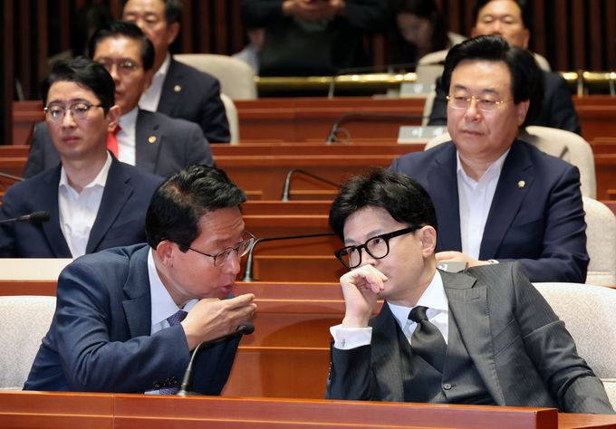 한동훈(오른쪽) 국민의힘 대표가 4일 오전 서울 여의도 국회에서 열린 의원총회에서 김상훈 정책위의장과 대화하고 있다. 뉴시스