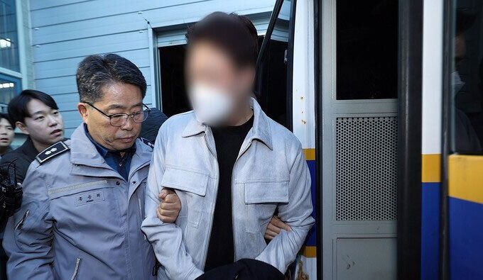 4일 오전 광주 서구 서부경찰서에서 '뺑소니 사망사고' 마세라티 운전자 김모(33) 씨가 검찰로 송치되고 있다. 연합뉴스