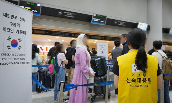 레바논 체류 재외국민들이 4일(현지시간) 베이루트 국제공항에서 귀국 절차를 밟고 있다. 외교부 제공