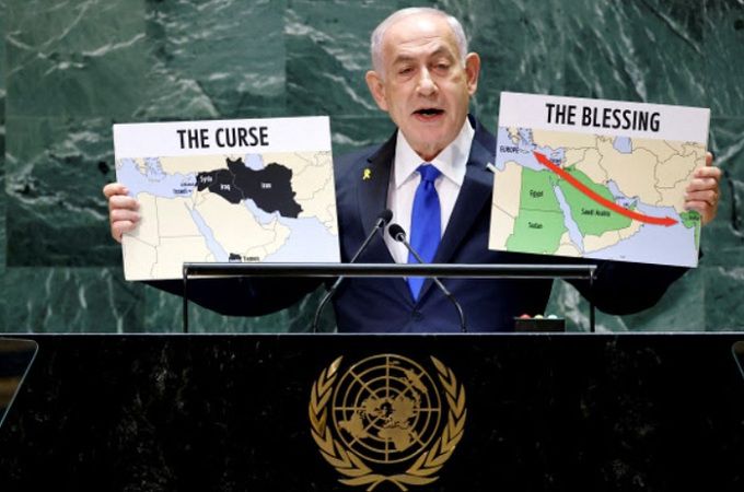 베냐민 네타냐후 이스라엘 총리가 지난 9월27일 유엔 총회에서 연설하는 도중 중동 지역 지도를 들어 보이며 이스라엘이 전쟁을 계속해야 할 필요성을 강조하고 있다. 로이터연합뉴스
