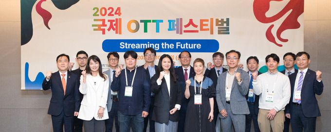 강도현 과학기술정보통신부 제2차관이 4일 오후 부산광역시 해운대구 파라다이스호텔에서 열린 제2회 국제 OTT 페스티벌 개막식에서 이준승 부산광역시 행정부시장 및 OTT 기업대표들과 기념촬영 하고 있다. 과기정통부 제공