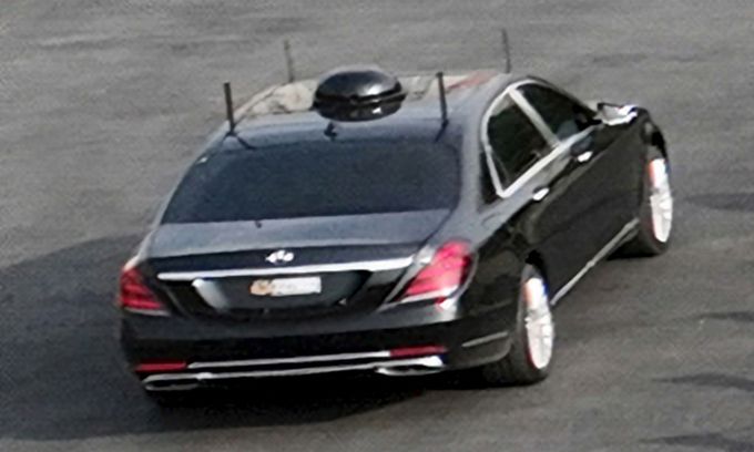 통신장비 장착한 김정은 수행차량 김정은 북한 국무위원장이 7일 방문한 ‘김정은국방종합대학’ 창립 60주년 행사장에 김 위원장의 수행 차량으로 보이는 메르세데스-벤츠 S클래스 차량 지붕에 설치된 둥근 형태의 GPS 기기와 통신 안테나로 추정되는 장치가 탑재돼 있어 눈길을 끈다. 조선중앙통신·연합뉴스