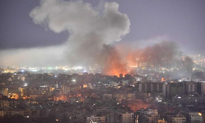 연기로 자욱한 베이루트 3일(현지시간) 이스라엘군 공습을 받은 레바논 베이루트 남부 근교에서 불꽃과 연기가 하늘로 치솟고 있다. 베이루트=AFP연합뉴스