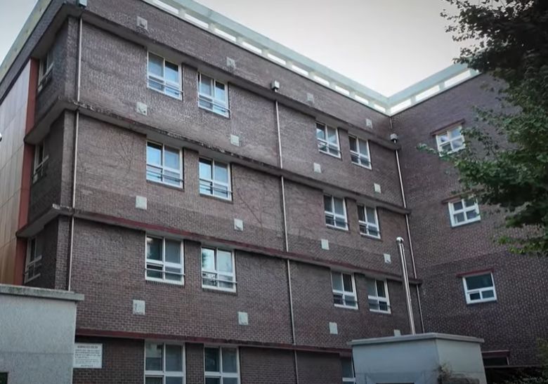 안세하가 다녔던 남산중학교. 안세하가 동급생들을 괴롭혔다는 동창들의 주장과 ‘학폭과 관계 없는 아이였다’는 선생님 등의 증언이 첨예하게 대립하고 있다.유튜브 채널 ‘뉴스페이스’