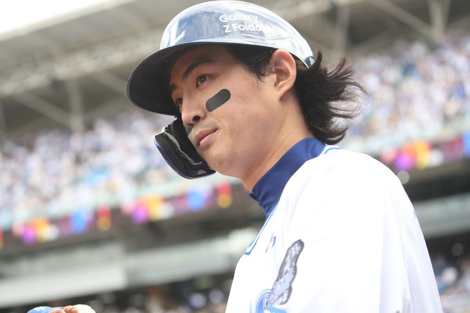 13일 대구 삼성라이온즈파크에서 열린 프로야구 '2024 신한 SOL 뱅크 KBO 포스트시즌' 플레이오프 1차전 LG 트윈스와 삼성 라이온즈의 경기, 3회말 무사 1,3루 상황 삼성 3번타자 구자욱이 LG 선발 최원태를 상대로 3점홈런을 친 뒤 홈을 밟고 있다. 뉴스1