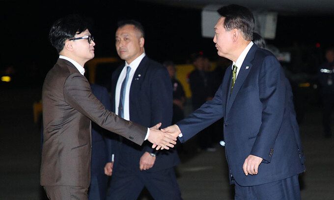 尹 귀국 길 마중 나간 韓 윤석열 대통령이 지난 11일 동아시아 순방을 마치고 경기 성남 서울공항에 도착해 마중 나온 국민의힘 한동훈 대표(왼쪽)와 악수하고 있다. 남정탁 기자