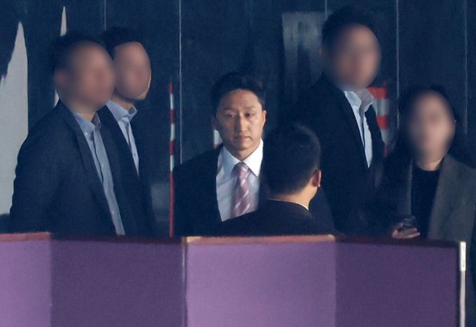 정기선 HD현대 부회장이 13일 서울 광진구 워커힐호텔 비스타홀에서 열리는 최태원 SK그룹 회장의 차녀 민정씨의 결혼식에 참석하고 있다. 뉴시스