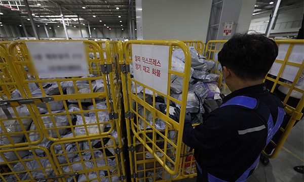 인천 인천공항본부세관 수출입통관청사에서 세관 관계자가 알리 익스프레스 장기 재고 화물을 정리하고 있다. 뉴시스