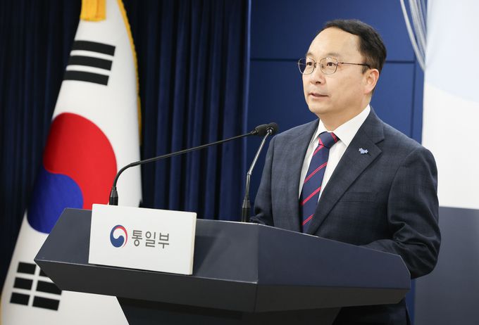 구병삼 통일부 대변인이 15일 서울 종로구 정부서울청사에서 북한의 경의선.동해선 연결도로 폭파 관련 입장문을 발표하고 있다. 뉴스1