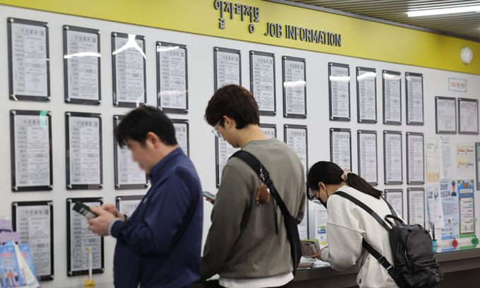 통계청이 '9월 고용동향'을 발표한 16일 서울의 한 고용센터에서 구직자들이 일자리정보 게시판을 보고 있다. 연합뉴스