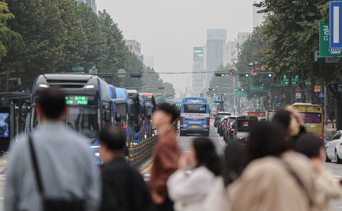 16일 오전 서울 종로구 광화문광장 인근 도심에서 시민들이 출근하고 있다. 뉴스1