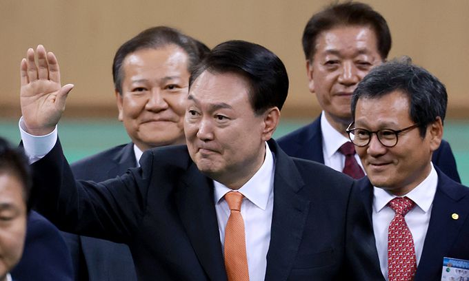 윤석열 대통령이 17일 강원도 강릉시 아이스 아레나에서 열린 2024년 바르게살기운동 전국회원대회에 입장하며 참석자들을 향해 인사하고 있다. 강릉=연합뉴스