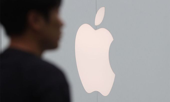 서울의 한 애플스토어 앞에 로고가 붙어 있다. 연합뉴스