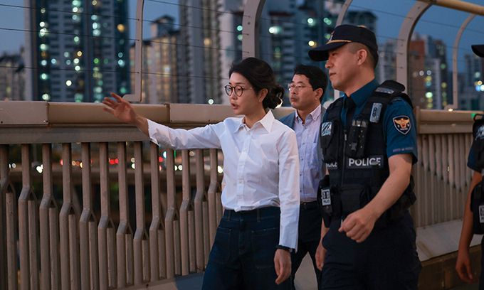 김건희 여사가 지난 9월 10일 '세계 자살 예방의 날'을 맞아 서울 마포대교에서 마포경찰서 용강지구대 근무자와 함께 도보 순찰을 하고 있다. 대통령실 제공