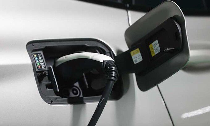 한 전기차 주차장에서 충전 중인 전기차. 연합뉴스