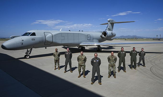 미 공군의 신형 전자전기 EA-37B 앞에서 미 공군 수뇌부가 기념촬영을 하고 있다. 미 공군 제공