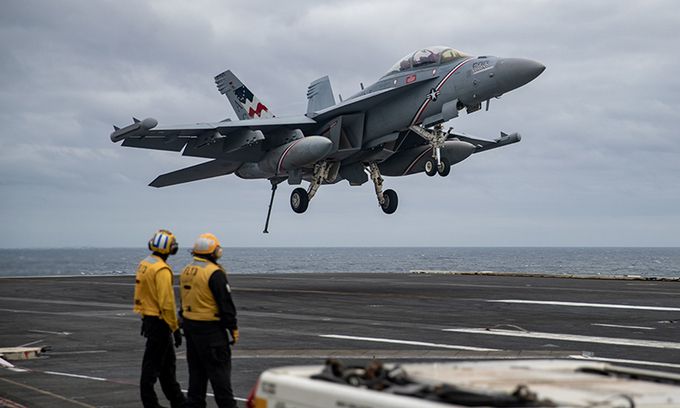 미 해군 EA-18G 전자전기가 핵항모 니미츠호 갑판에 접근하고 있다. 미 해군 제공