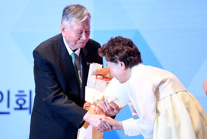 이중근 대한노인회 회장이 21일 서울 중구 대한상공회의소에서 열린 제19대 대한노인회 회장 취임식에서 축하 꽃다발을 받고 있다.