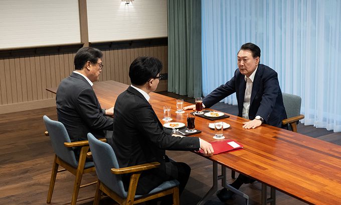 윤석열 대통령이 21일 서울 용산 대통령실 파인그라스에서 한동훈 국민의힘 대표와 면담을 하고 있다. 대통령실 제공