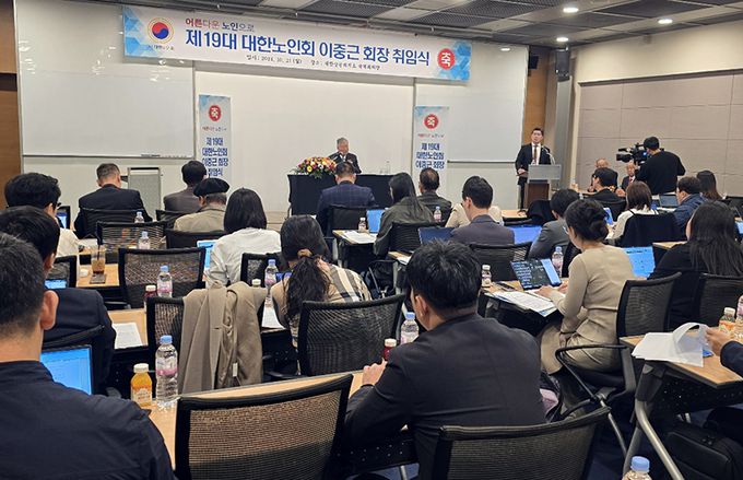 이중근 대한노인회 회장이 21일 서울 중구 대한상공회의소에서 열린 제19대 대한노인회 회장 취임식 후 기자간담회에서 답변하고 있다.