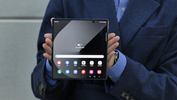 삼성전자 모델이 ‘갤럭시 Z 폴드 스페셜 에디션’을 사용하는 모습. 삼성전자 제공