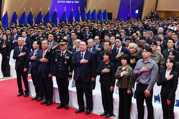 윤석열 대통령이 21일 서울 서대문구 경찰청 참수리홀에서 열린 79주년 경찰의 날 기념식에서 국기에 경례하고 있다. 대통령실통신사진기자단