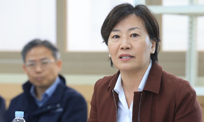 송미령 농림축산식품부 장관이 지난 21일 본격적인 벼 수확기를 맞아 충남 서산시 운산면을 방문, 지역농협 관계자 등과 간담회를 하고 있다. 농림축산식품부 제공