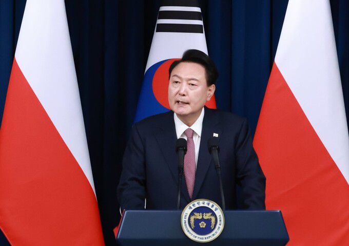 윤석열 대통령이 24일 용산 대통령실에서 안제이 두다 폴란드 대통령과 공동 언론 발표를 한 뒤 취재진의 물음에 답하고 있다. 연합뉴스