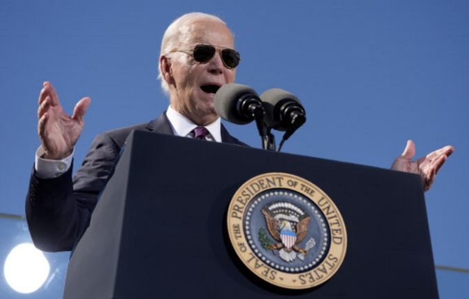 25일(현지시간) 미국 애리조나주를 찾은 조 바이든 대통령이 과거 연방정부가 북미 원주민들에게 저지른 인권 침해 행위에 대해 사죄하는 연설을 하고 있다. AP연합뉴스