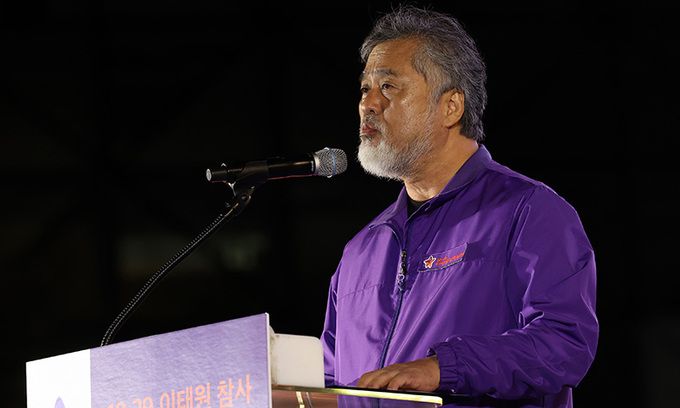 이정민 10·29 이태원 참사 유가족협의회 운영위원장이 지난 26일 서울 중구 서울광장에서 열린 10·29 이태원 참사 2주기 시민추모대회에서 인사말하고 있다. 공동취재사진