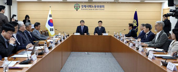 권기섭 경제사회노동위원회 위원장이 지난 28일 서울 종로구 경제사회노동위원회에서 열린 '교원 근무시간면제심의 위원회 12차 전원회의'에서 합의후 기자브리핑을 하고 있다. 뉴시스