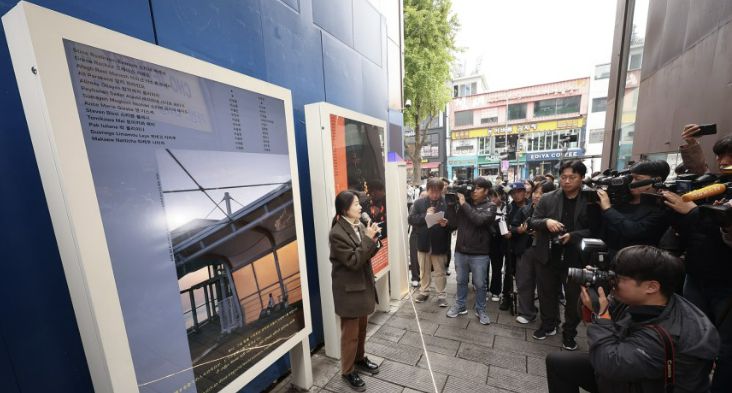 권은비 작가가 28일 오전 서울 용산구 이태원역 1번 출구 인근 사고 현장에서 열린 10.29 이태원 참사 2주기 '기억과 안전의 길' 빌보드 개막 기자회견에서 작품에 대해 설명하고 있다. 뉴스1(공동취재)