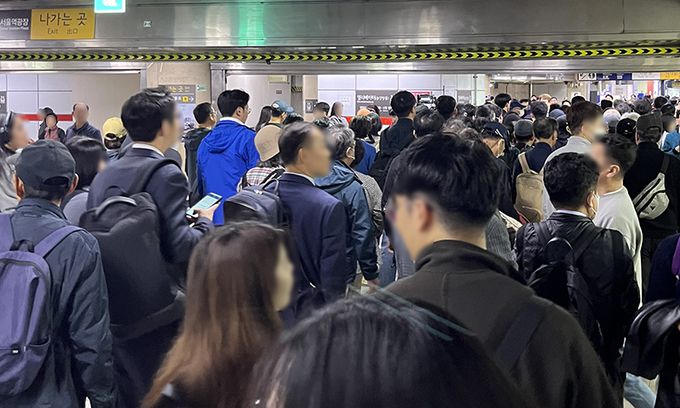 2일 서울 중구 지하철 4호선 서울역 4·5번 출구 방향에 사람들이 가득하다. 이정한 기자
